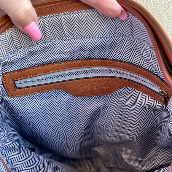 Beautiful faux leather crossbody bag. Excellent condition like new - Picture 10 of 11